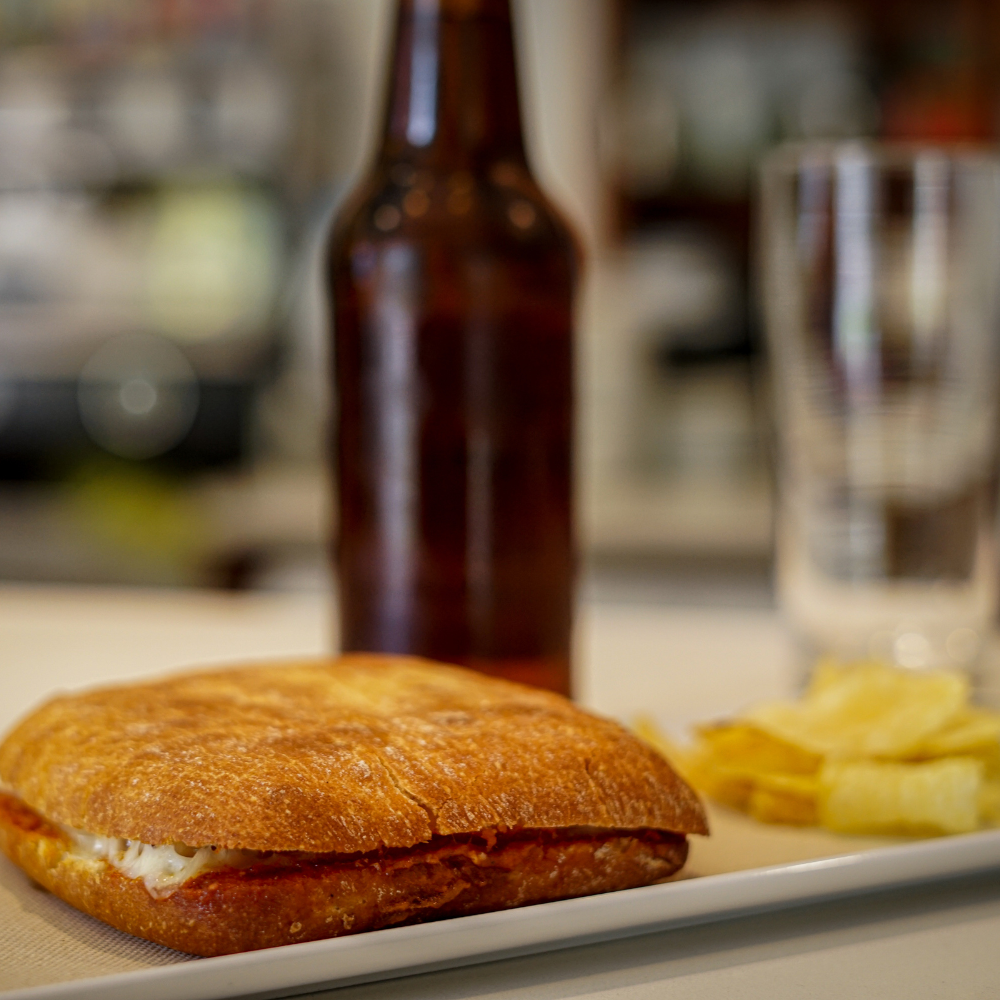 Bocadillo Almussafes con cerveza fría Almuerzo bocadillo y cerveza