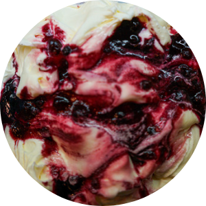 Helado de queso Philadelphia con mermelada de fresa helado tarta de queso cheesecake