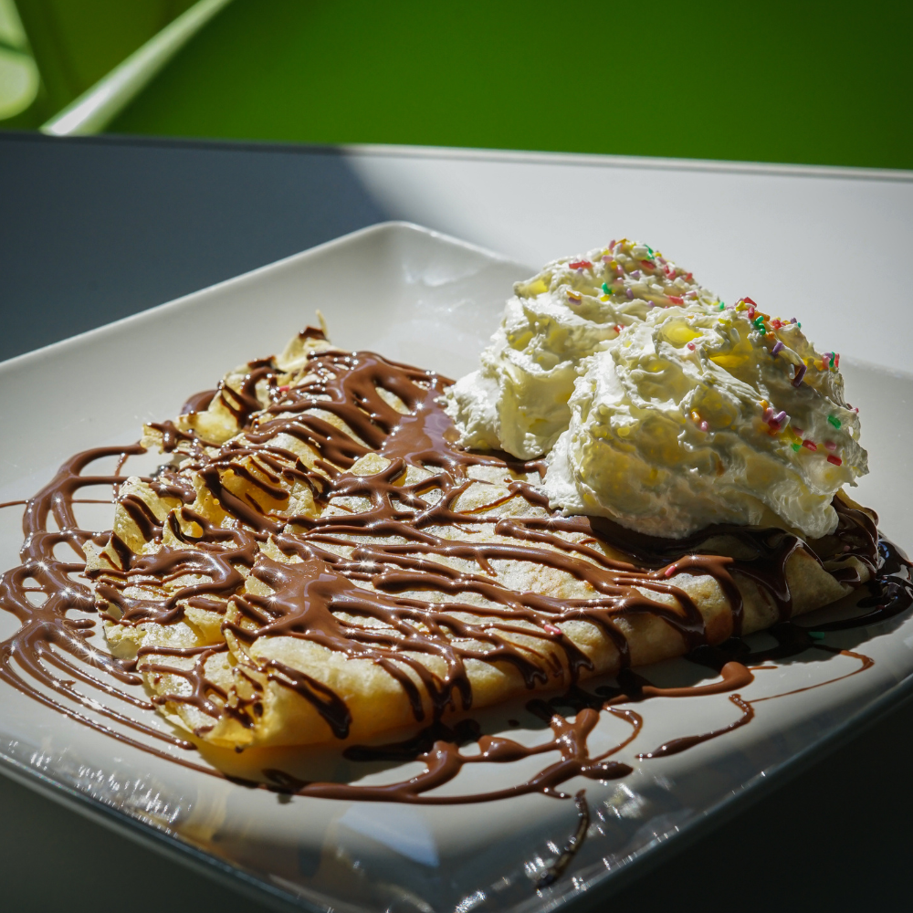 Crespes caseras con sirope de chocolate y nata crepes con chocolate y nata