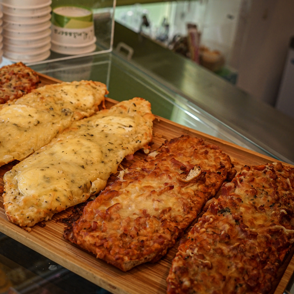 Pizzas caseras de jamón y queso, cuatro quesos, atún y bacon. paninis cafeteria