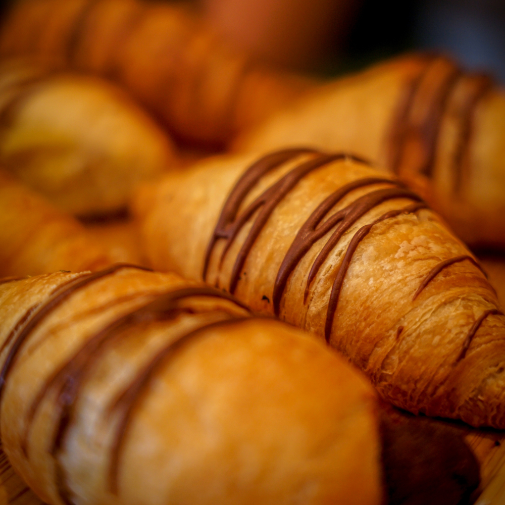 Croissant relleno de chocolate croissant con chocolate